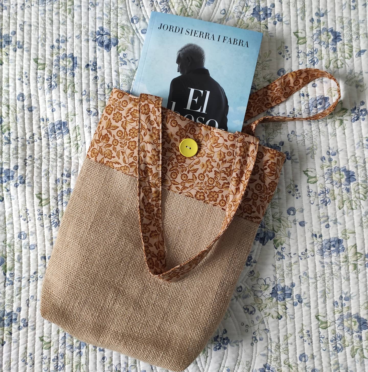 Bolso de arpillera con botón